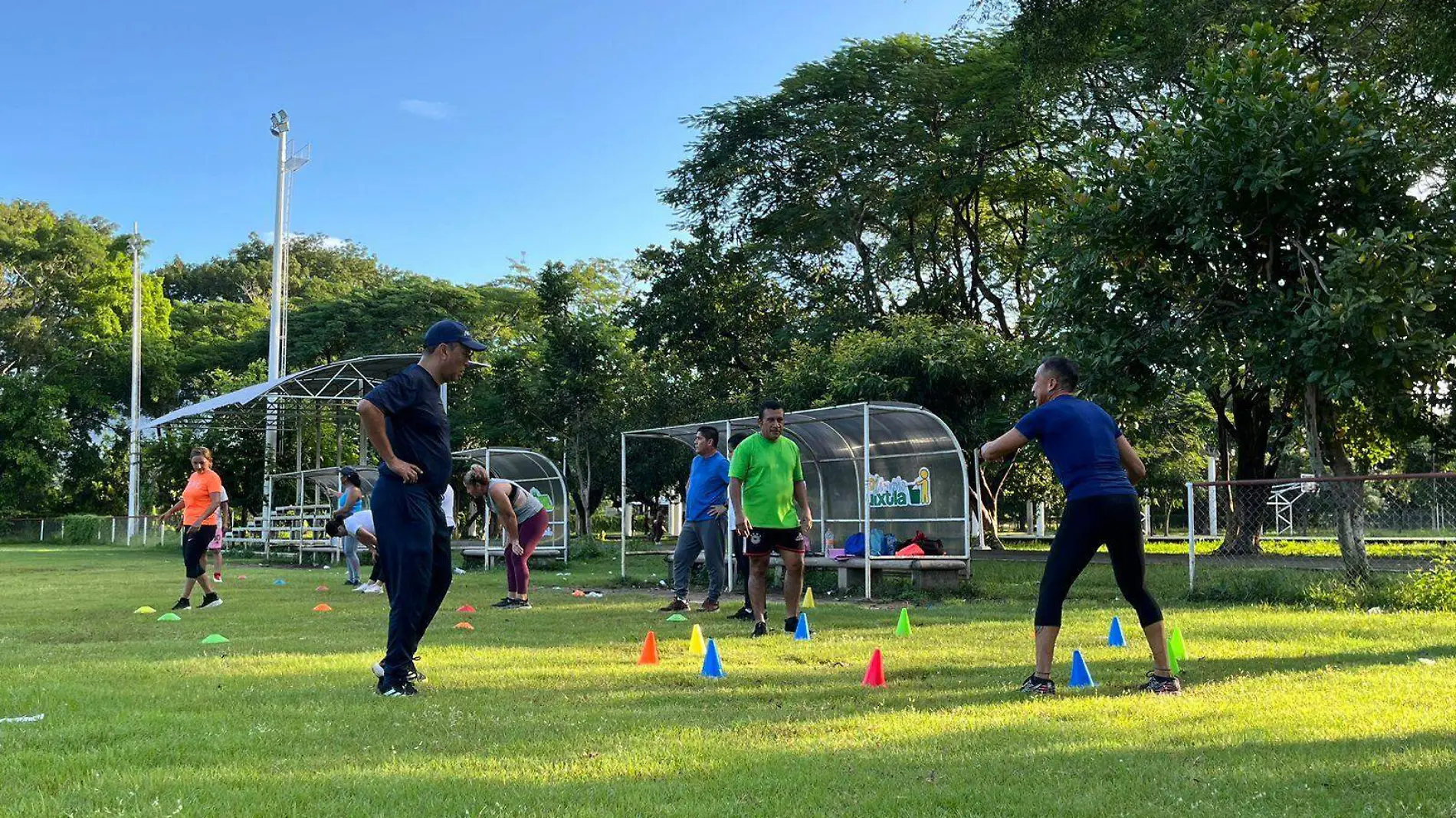 personas en la Unidad Deportiva de Huixtla